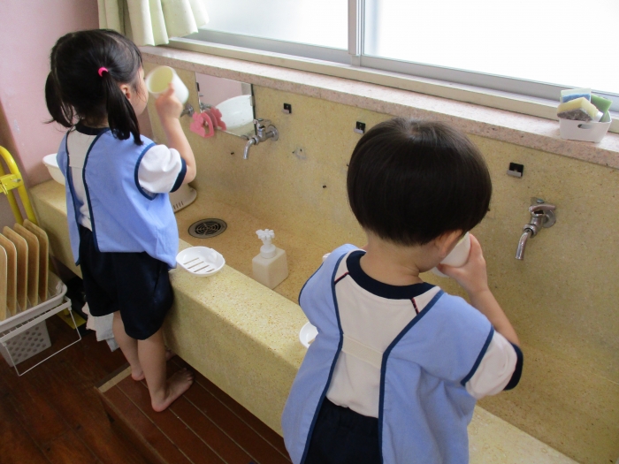 ごはんの後は、ぶくぶくうがいだね