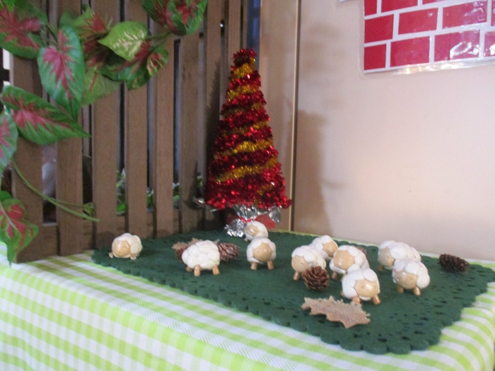 ひつじ達もイエスさまのご誕生を待っているようです。