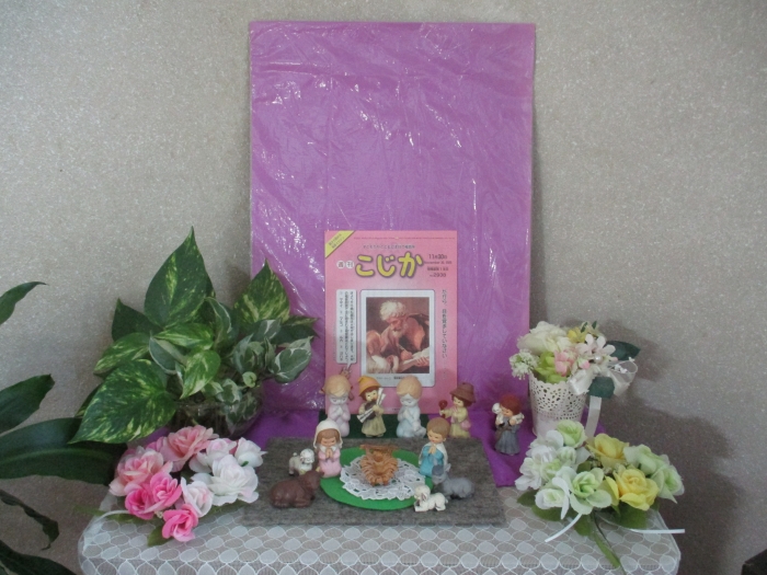 園内では典礼色の「紫」で待降節が示されます。