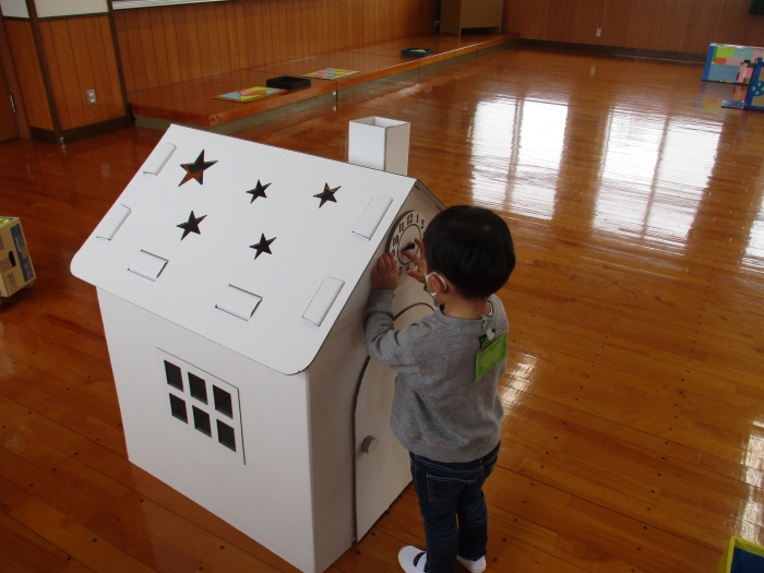 ダンボールハウスには時計もあります！