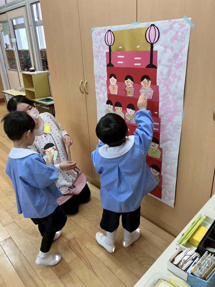 自分のおひなさまを貼って…