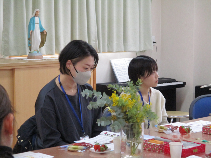 カンターボのために飾られたマリアさまに見守られながら。