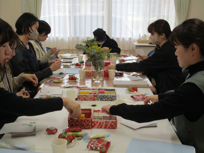 子ども達と同じおしごとの「縫いさし」でぶどうの木の枝になる体験をしました。