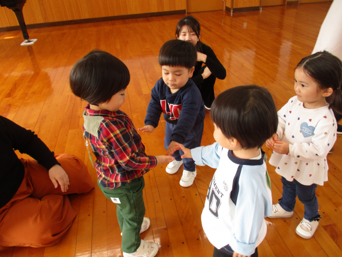 おともだち同士で、優しくタッチ♪