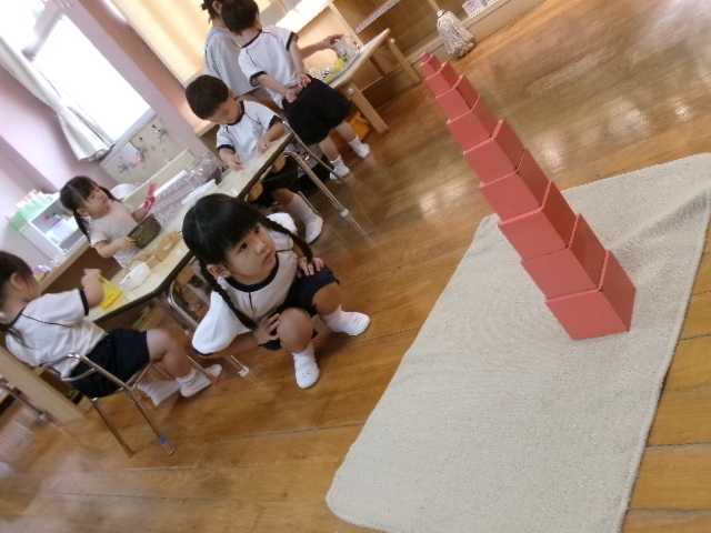 ピンクタワー、綺麗に積めた？